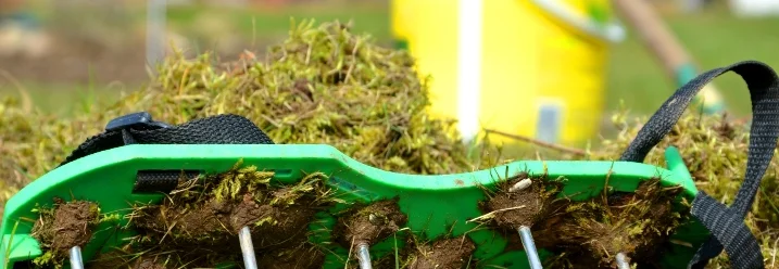 Rasenlüfterschuhe auf einem Rasen